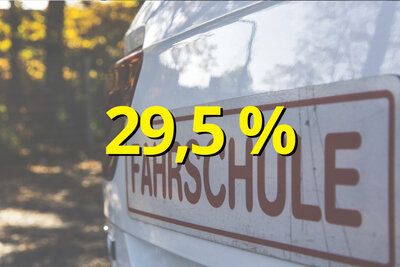 Auto mit dem Aufkleber "Fahrschule"