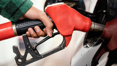 Für einmal schlagen sich fallende Rohölpreise auch effektiv an der Tanksäule nieder – zumindest im benachbarten Ausland. Bild: Freepik