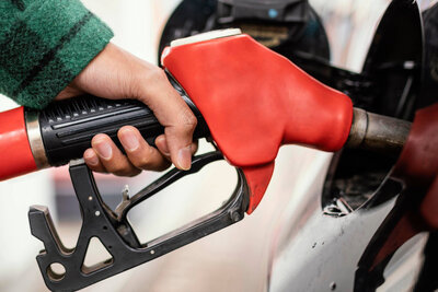 Für einmal schlagen sich fallende Rohölpreise auch effektiv an der Tanksäule nieder – zumindest im benachbarten Ausland. Bild: Freepik