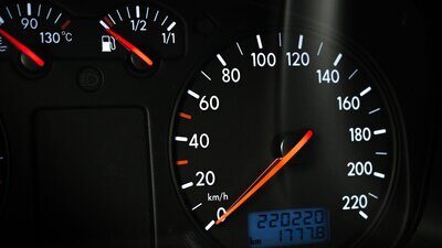 Bei Occasionen wird ordentlich am Tacho manipuliert, warnen Experten. Beim Kauf eines Fahrzeuges bei einem nicht bekannten Occasionen-Händler raten Experten zur Vorsicht. Bild: Tobias Heine, Pixabay