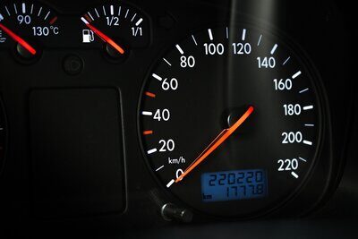 Bei Occasionen wird ordentlich am Tacho manipuliert, warnen Experten. Beim Kauf eines Fahrzeuges bei einem nicht bekannten Occasionen-Händler raten Experten zur Vorsicht. Bild: Tobias Heine, Pixabay