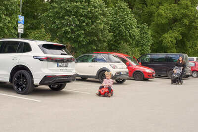 Autos auf einem Parkplatz