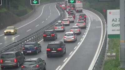 Vor dem Gotthard-Nordportal staute sich der Verkehr auch am Montagmorgen. Der Zeitverlust betrug um 7 Uhr bereits 20 Minuten. Bild: ASTRA