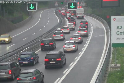 Vor dem Gotthard-Nordportal staute sich der Verkehr auch am Montagmorgen. Der Zeitverlust betrug um 7 Uhr bereits 20 Minuten. Bild: ASTRA