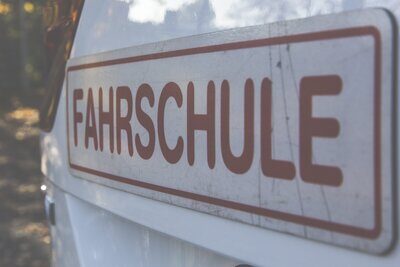 Schriftzug Fahrschule an einem Auto