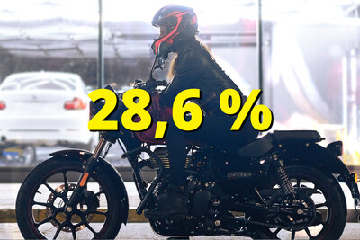 Frau auf Motorrad in der Nacht.