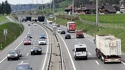 Die Befragten empfinden das Strassennetz in der Schweiz als überlastet. Bild: STREETLIFE