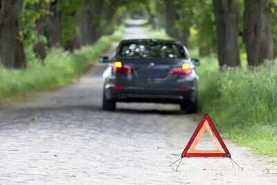 Das Gesetz schreibt ganz genau vor, wann die Warnblinker am Auto eingeschaltet werden dürfen und wann nicht. Bild: Freepik