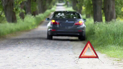 Das Gesetz schreibt ganz genau vor, wann die Warnblinker am Auto eingeschaltet werden dürfen und wann nicht. Bild: Freepik