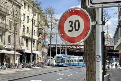 Tempo 30 darf in den öffentlichen Verkehr in Zürich und Winterthur nicht weiter ausbremsen. Bild: STREETLIFE, Linus Barta