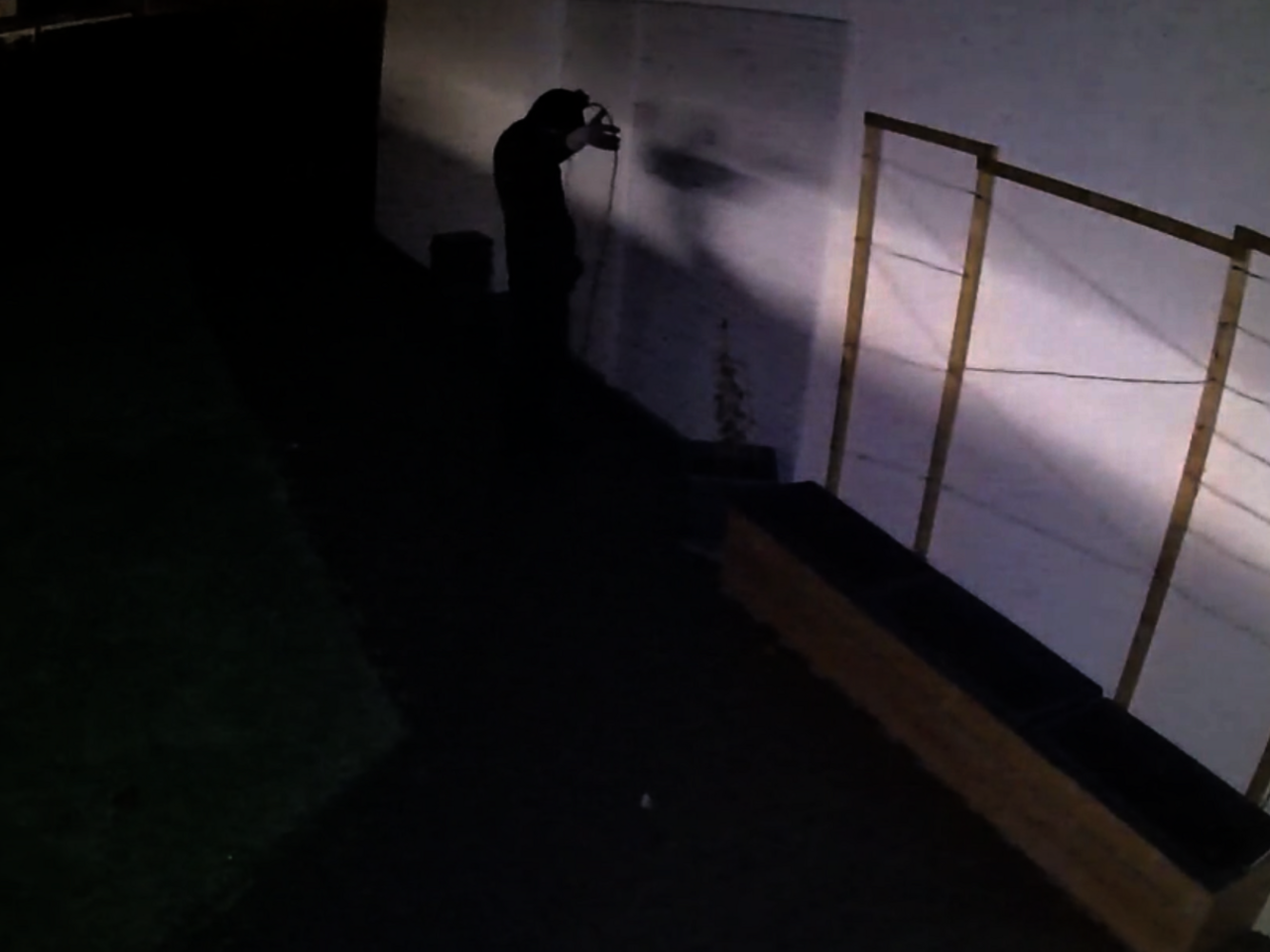 Ausschnitt eines Videos, wie ein Autoknacker versucht, Funkschlüssel-Signal abzufangen.