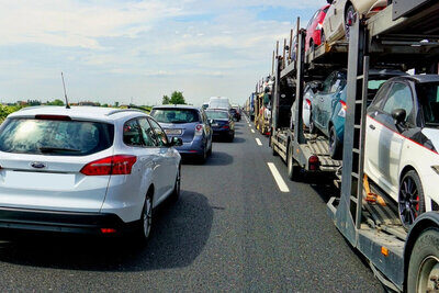 Der Bund erwartet grosse Verkehrsaufkommen rund um die Sportferien. Es soll auch im Mittelland zu Staus kommen. Bild: Zvg