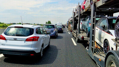 Der Bund erwartet grosse Verkehrsaufkommen rund um die Sportferien. Es soll auch im Mittelland zu Staus kommen. Bild: Zvg