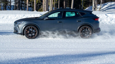 Cupra auf eisbedeckter Strasse