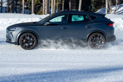 Cupra auf eisbedeckter Strasse