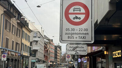 Ein kurzes Fahrverbot von ein paar wenigen Metern. Darf ich dann den Wagen einfach durchschieben? Bild: STREETLIFE