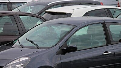 Fahrzeuge auf einem Parkplatz.