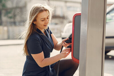 Eine Frau beim Laden