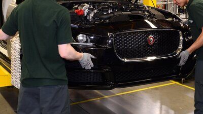 Jaguar-Mitarbeiter bauen eine Limousine zusammen
