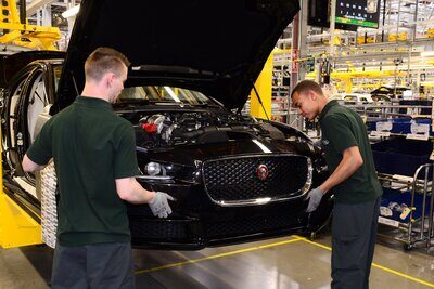 Jaguar-Mitarbeiter bauen eine Limousine zusammen
