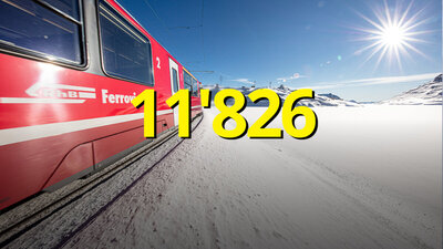 Roter Zug neben einem Schneefeld