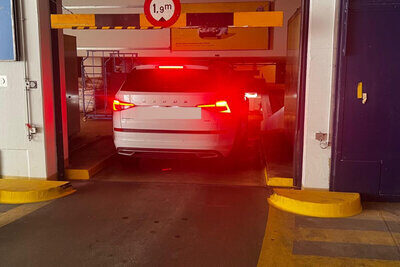 Auto fährt in Parkhaus