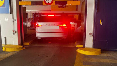 Auto fährt in Parkhaus