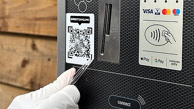 Die gefälschten QR-Codes wirken auf den ersten Blick täuschend echt. Sie sind aber oft nur über den echten Aufkleber geklebt. Bild: Zuger Polizei