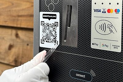 Die gefälschten QR-Codes wirken auf den ersten Blick täuschend echt. Sie sind aber oft nur über den echten Aufkleber geklebt. Bild: Zuger Polizei