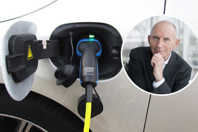 Andreas Burgener in Piktogram neben elektro anschluss eines autos