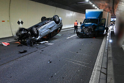 Der Fahrer des Lieferwagens gab an, dass er am Steuer eingenickt sei. Bild: Kantonspolizei St. Gallen