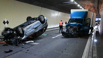 Der Fahrer des Lieferwagens gab an, dass er am Steuer eingenickt sei. Bild: Kantonspolizei St. Gallen