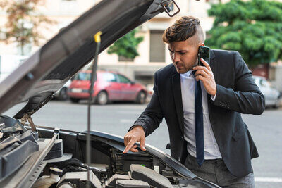 Häufige Ursache für die Panne: Die Starterbatterie hat einen Defekt. Bild: Freepik.