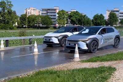 Zwei fahrende Toyota bZ4X