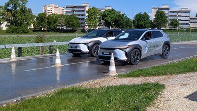 Zwei fahrende Toyota bZ4X