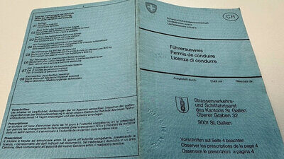 Das Papierdokument wird per 31. Oktober 2024 ausgemustert. Wer ab dem 1. November ohne einen gültigen Führerausweis im Kreditkartenformat fährt, riskiert eine Busse. Bild: Strassenverkehrsamt St. Gallen