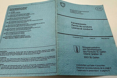 Das Papierdokument wird per 31. Oktober 2024 ausgemustert. Wer ab dem 1. November ohne einen gültigen Führerausweis im Kreditkartenformat fährt, riskiert eine Busse. Bild: Strassenverkehrsamt St. Gallen