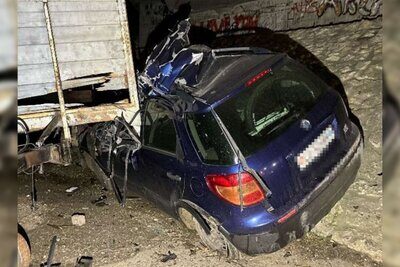 Das gestohlene Fahrzeug wurde beim Unfall in Oensingen stark beschädigt. Bild: Kantonspolizei Solothurn
