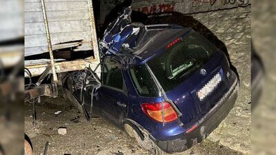 Das gestohlene Fahrzeug wurde beim Unfall in Oensingen stark beschädigt. Bild: Kantonspolizei Solothurn