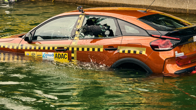 Wie rette ich mich aus einem sinkenden Auto? Der Touring Club Schweiz hat es getestet. Bild: TCS