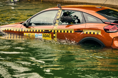 Wie rette ich mich aus einem sinkenden Auto? Der Touring Club Schweiz hat es getestet. Bild: TCS