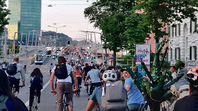 Tausende waren an den Velodemos von Critical Mass in Zürich unterwegs. Für den restlichen Verkehr war in dieser Zeit kein Durchkommen möglich. Bild: Critical Mass