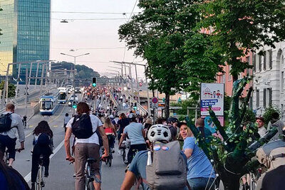 Tausende waren an den Velodemos von Critical Mass in Zürich unterwegs. Für den restlichen Verkehr war in dieser Zeit kein Durchkommen möglich. Bild: Critical Mass