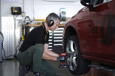 Mechaniker beim Reifenwechsel