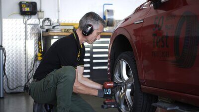 Mechaniker beim Reifenwechsel