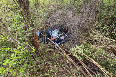 Versteckt im bewachsenen Bachufer. Das Auto kam beim Unfall im Bachbett zum Stillstand. Bild: Kantonspolizei Aargau