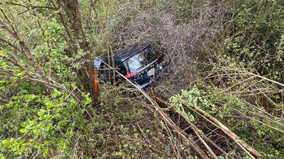 Versteckt im bewachsenen Bachufer. Das Auto kam beim Unfall im Bachbett zum Stillstand. Bild: Kantonspolizei Aargau