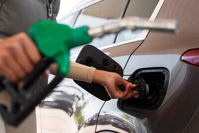 Tanken geht derzeit ins Geld. Teilweise kostet der Liter an der Zapfsäule mehr als zwei Franken. Bild: Freepik