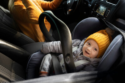 Kind im Kindersitz