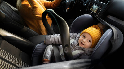 Kind im Kindersitz